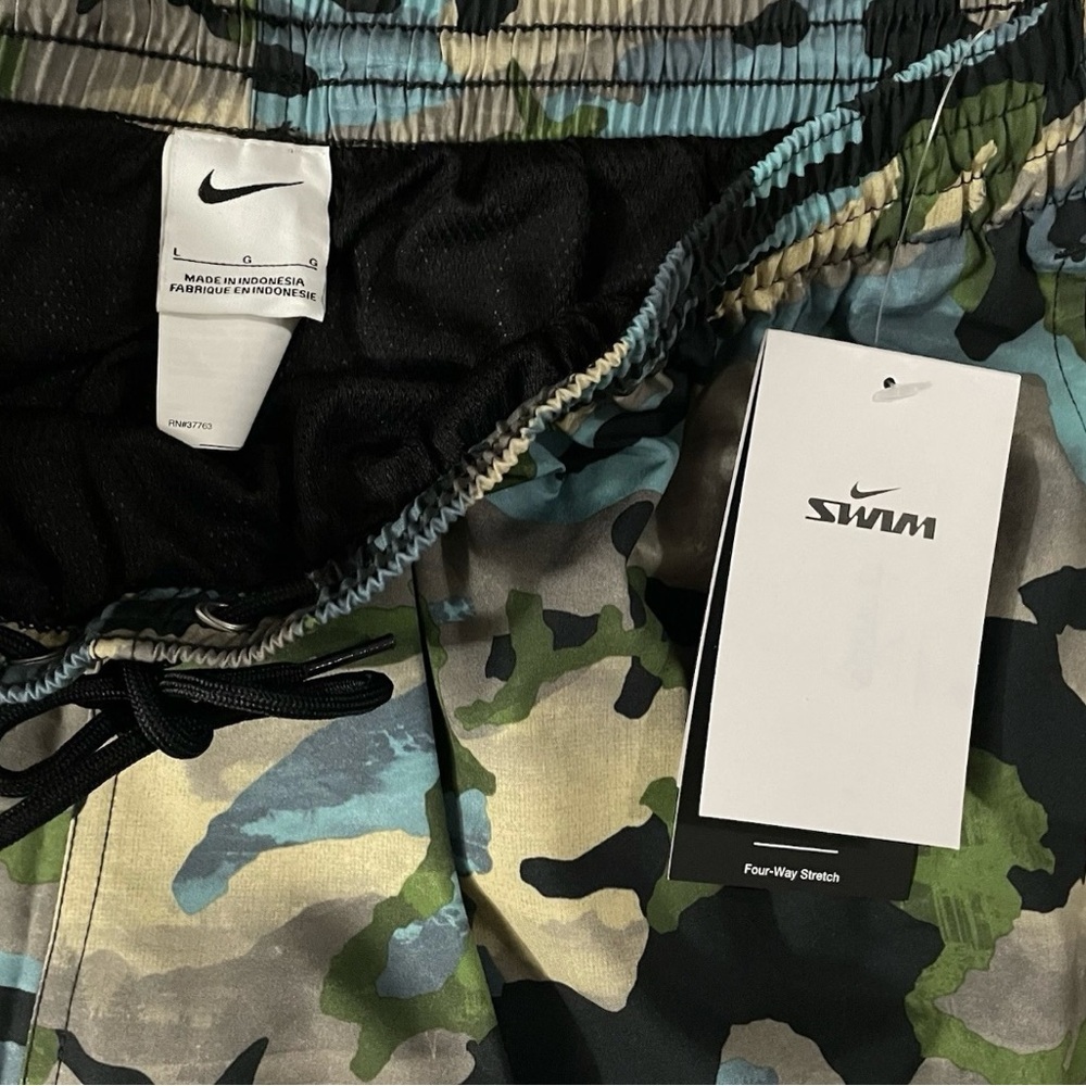 Nike Large Men’s Blue Black Camo Swim Shorts 5” Athletic NWT - Picture 2 of 3